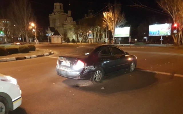 Пьяная женщина с ребенком в салоне врезалась в чужой автомобиль и сбежала с места аварии Фото № 2 Пьяная женщина с ребенком в салоне врезалась в чужой автомобиль и сбежала с места аварии Фото № 2