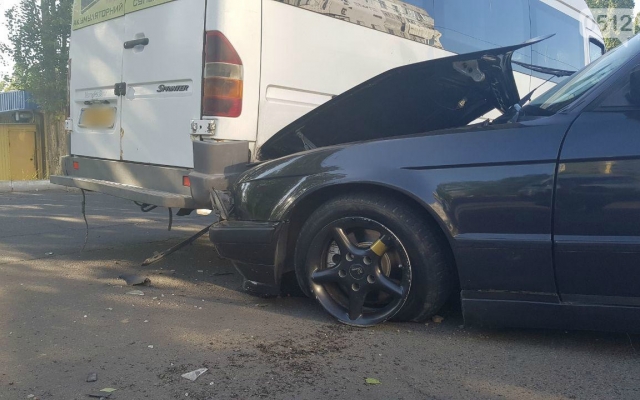 Авария в микрорайоне Намыв: на Лазурной иномарка врезалась в маршрутку Фото № 0 Авария в микрорайоне Намыв: на Лазурной иномарка врезалась в маршрутку Фото № 0