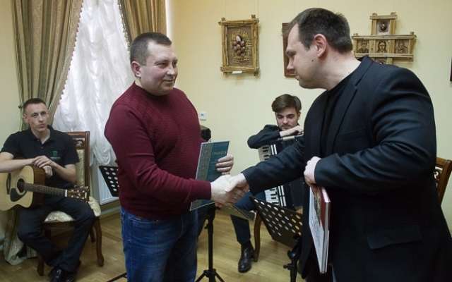 В краеведческом музее проходит персональная выставка Михаила Карабутова на пасхальную тему Фото № 10 В краеведческом музее проходит персональная выставка Михаила Карабутова на пасхальную тему Фото № 10