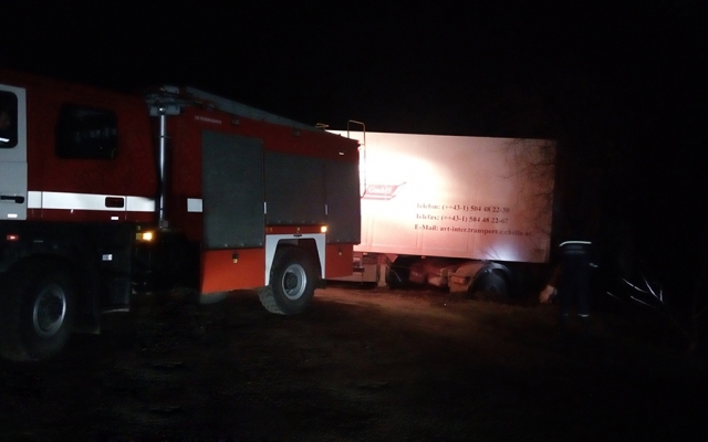 Грузовой автомобиль Volvo съехал с грунтовой дороги на обочину и застрял, заблокировав проезд транспорту Фото № 1 Грузовой автомобиль Volvo съехал с грунтовой дороги на обочину и застрял, заблокировав проезд транспорту Фото № 1