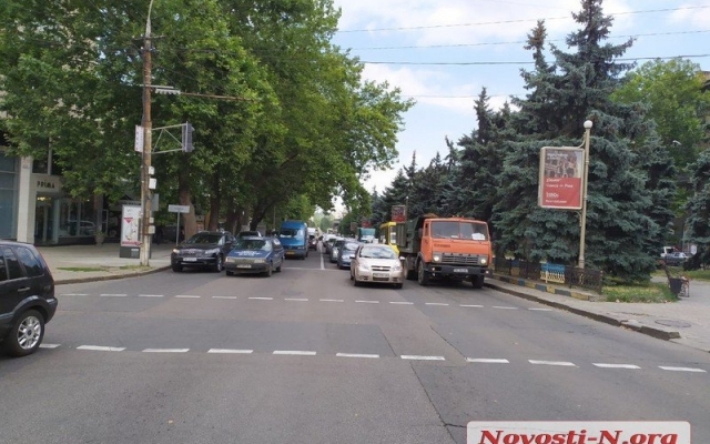 Огромная пробка в центре Николаева: столкнулись два автомобиля Фото № 3 Огромная пробка в центре Николаева: столкнулись два автомобиля Фото № 3
