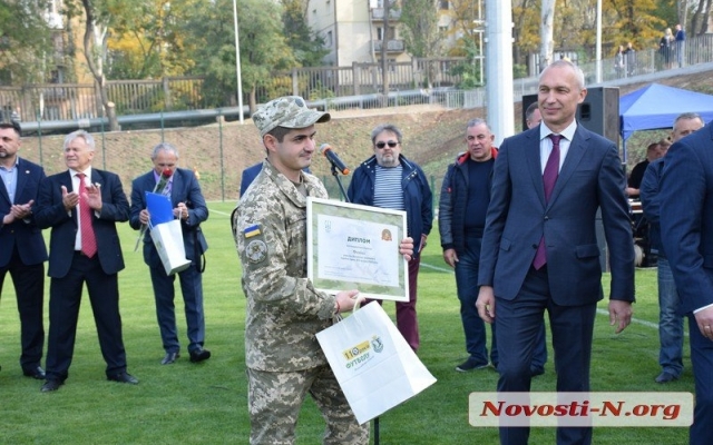 На Центральном стадионе в Николаеве состоялось торжественное открытие нового футбольного поля Фото № 2 На Центральном стадионе в Николаеве состоялось торжественное открытие нового футбольного поля Фото № 2