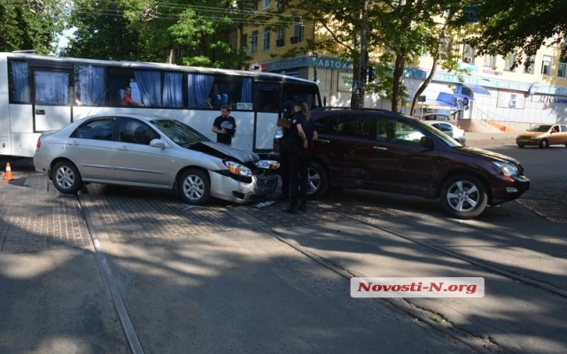 На пересечении Потемкинской и Пушкинской улицы в Николаеве произошло ДТП Фото № 1 На пересечении Потемкинской и Пушкинской улицы в Николаеве произошло ДТП Фото № 1