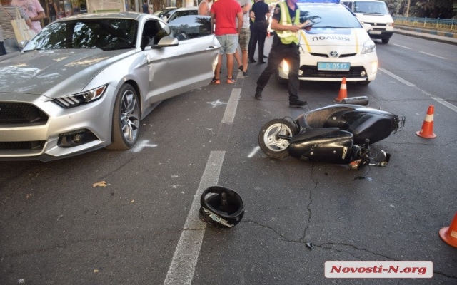 На Центральном проспекте мопеде Honda dio влетел в автомобиль Ford Mustang, есть пострадавшие Фото № 2 На Центральном проспекте мопеде Honda dio влетел в автомобиль Ford Mustang, есть пострадавшие Фото № 2