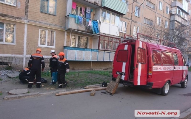 Обрушилась стена и перегородила вход в подъезд жилого дома Фото № 5 Обрушилась стена и перегородила вход в подъезд жилого дома Фото № 5