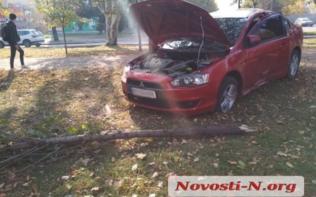 Из-за лопнувшего колеса автомобиль вылетел на бульварную часть Центрального проспекта Фото № 2 Из-за лопнувшего колеса автомобиль вылетел на бульварную часть Центрального проспекта Фото № 2