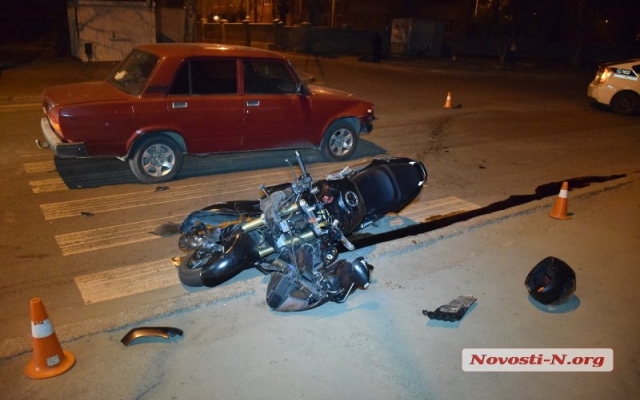 Мотоцикл врезался в легковой автомобиль, есть пострадавшие Фото № 1 Мотоцикл врезался в легковой автомобиль, есть пострадавшие Фото № 1
