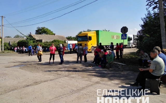 Второй день подряд жители Еланецкого района перекрывают трассу Н-14 «Николаев-Кропивницкий» Фото № 2 Второй день подряд жители Еланецкого района перекрывают трассу Н-14 «Николаев-Кропивницкий» Фото № 2