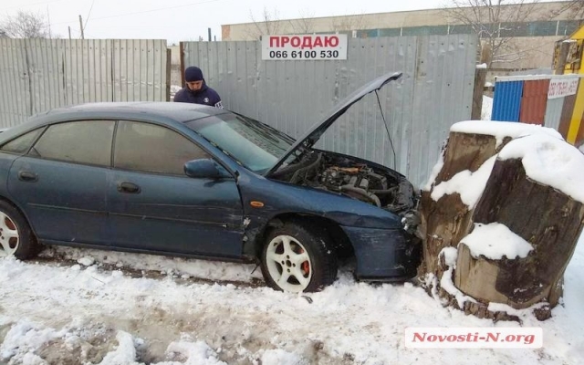 В результате столкновения один из участников аварии врезался в огромный пень Фото № 1 В результате столкновения один из участников аварии врезался в огромный пень Фото № 1