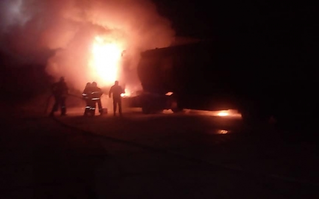 В Очакове загорелся бензовоз, водителя с ожогами госпитализировали в больницу Фото № 0 В Очакове загорелся бензовоз, водителя с ожогами госпитализировали в больницу Фото № 0