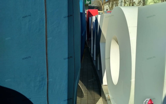 В Николаеве накануне приезда Порошенко торговыми палатками закрыли буквы «I love Mykolaiv» Фото № 6 В Николаеве накануне приезда Порошенко торговыми палатками закрыли буквы «I love Mykolaiv» Фото № 6