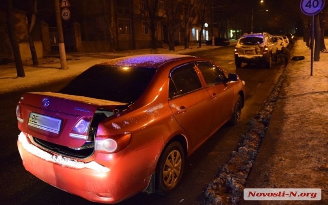 Огромная яма на углу Николаской и Артиллерийской: владельцы трех автомобилей намерены подавать в суд на дорожные службы Фото № 5 Огромная яма на углу Николаской и Артиллерийской: владельцы трех автомобилей намерены подавать в суд на дорожные службы Фото № 5