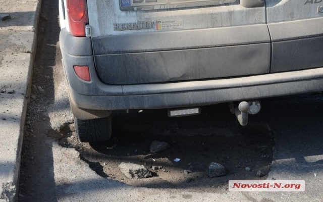 На Центральном проспекте яма стала причиной аварии с участием трех машин Фото № 1 На Центральном проспекте яма стала причиной аварии с участием трех машин Фото № 1