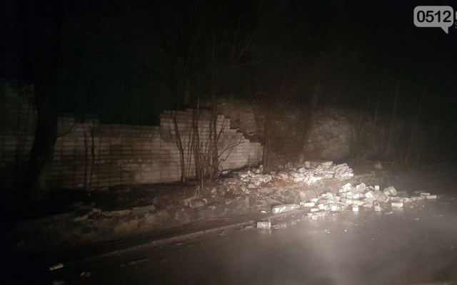 Водители будьте внимательны: возле судостроительного завода обрушилось забор, кирпичи разбросаны на проезжей части Фото № 0 Водители будьте внимательны: возле судостроительного завода обрушилось забор, кирпичи разбросаны на проезжей части Фото № 0