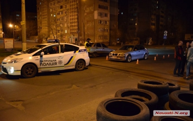 Участник пьяной драки угодил под колеса иномарки (видео 18+) Фото № 2 Участник пьяной драки угодил под колеса иномарки (видео 18+) Фото № 2