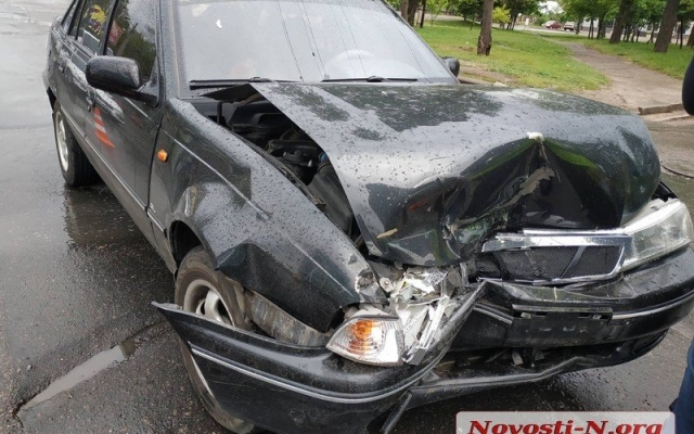 В Николаеве на Херсонском шоссе два автомобиля протаранили друг друга, одна из машин врезалась в забор Фото № 0 В Николаеве на Херсонском шоссе два автомобиля протаранили друг друга, одна из машин врезалась в забор Фото № 0