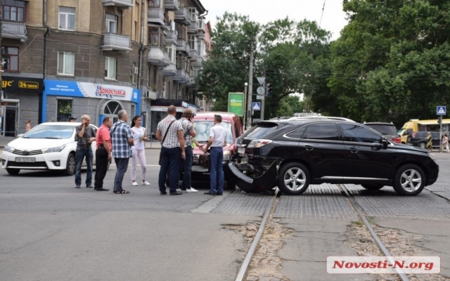 Огромная пробка в центре Николаева: столкнулись два автомобиля Фото № 6 Огромная пробка в центре Николаева: столкнулись два автомобиля Фото № 6