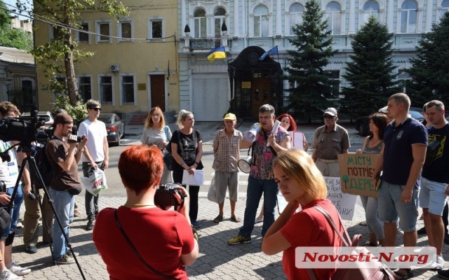 Жители Николаева требуют остановить строительство в сквере Фото № 6 Жители Николаева требуют остановить строительство в сквере Фото № 6