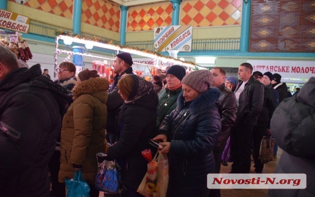 Новогодний бум: на рынках Николаева огромные очереди за колбасой, курицей и корейскими солениями Фото № 0 Новогодний бум: на рынках Николаева огромные очереди за колбасой, курицей и корейскими солениями Фото № 0