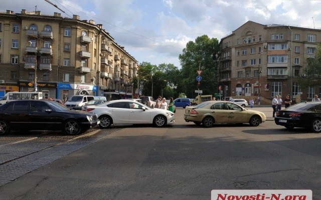 На Центральном проспекте столкнулись сразу четыре иномарки, образовалась автопробка Фото № 2 На Центральном проспекте столкнулись сразу четыре иномарки, образовалась автопробка Фото № 2