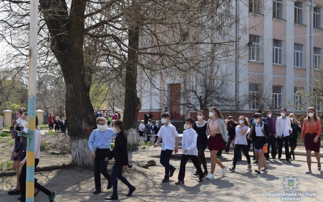 Николаевские полицейские в День гражданской защиты провели для школьников показательные мероприятия Фото № 3 Николаевские полицейские в День гражданской защиты провели для школьников показательные мероприятия Фото № 3