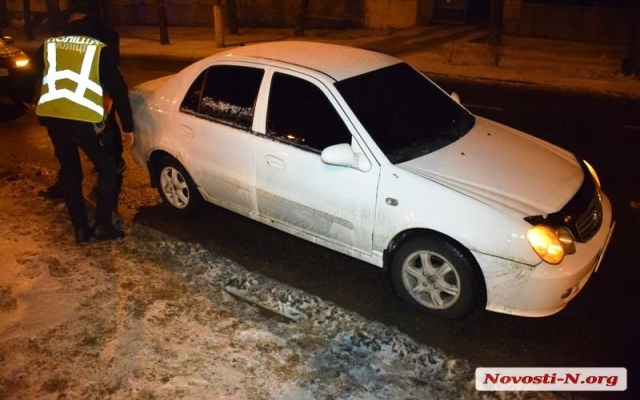 Огромная яма на углу Николаской и Артиллерийской: владельцы трех автомобилей намерены подавать в суд на дорожные службы Фото № 3 Огромная яма на углу Николаской и Артиллерийской: владельцы трех автомобилей намерены подавать в суд на дорожные службы Фото № 3