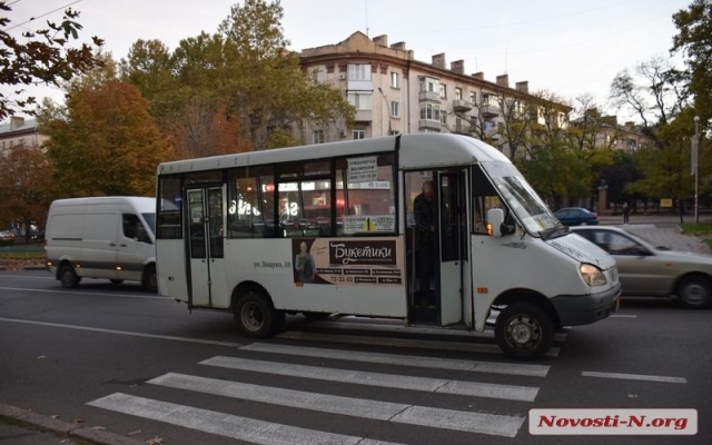 На пешеходном переходе маршрутка сбила девушку, пострадавшую доставили в больницу Фото № 1 На пешеходном переходе маршрутка сбила девушку, пострадавшую доставили в больницу Фото № 1