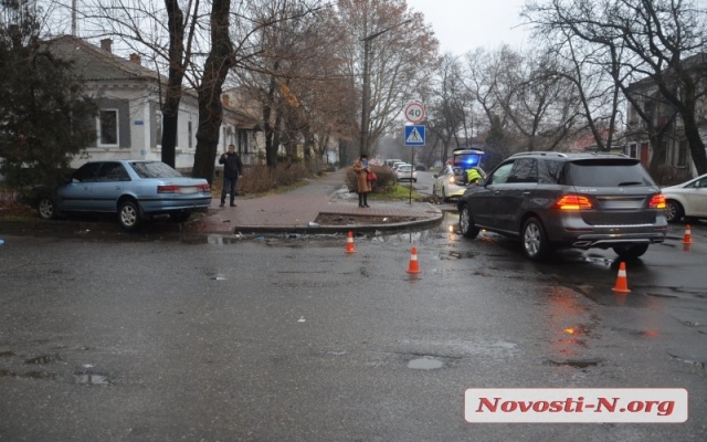 На Спасской водители иномарок не пропустили друг друг и допустили столкновение Фото № 1 На Спасской водители иномарок не пропустили друг друг и допустили столкновение Фото № 1