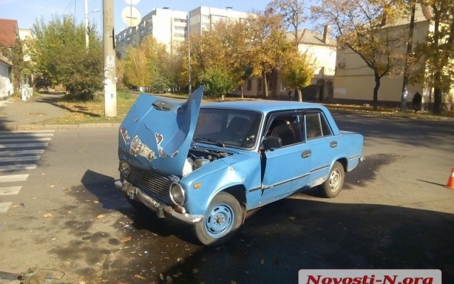На Чкалова водитель микроавтобуса поспешил и не пропустил автомобиль Фото № 0 На Чкалова водитель микроавтобуса поспешил и не пропустил автомобиль Фото № 0