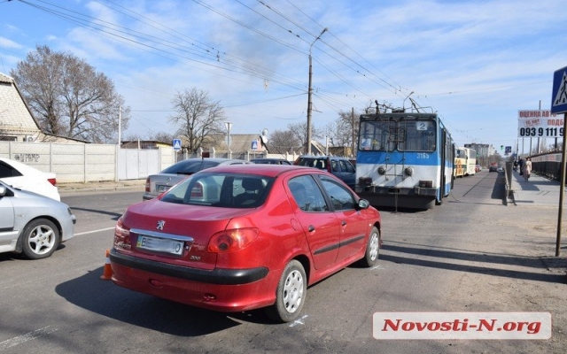 В Николаеве отвалившая от троллейбуса штанга токоприемника упала на автомобиль Peugeot Фото № 5 В Николаеве отвалившая от троллейбуса штанга токоприемника упала на автомобиль Peugeot Фото № 5