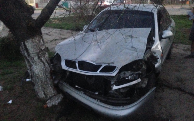 В микрорайоне Терновка произошла авария, один из автомобилей врезался в дерево Фото № 5 В микрорайоне Терновка произошла авария, один из автомобилей врезался в дерево Фото № 5