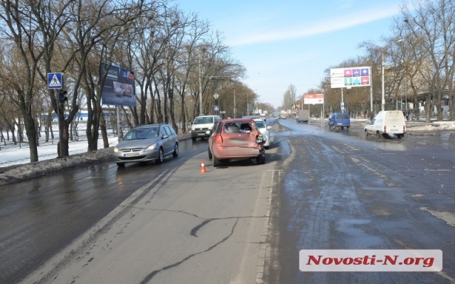 На Героев Украины грузовик протаранил иномарку, образовалась автопробка Фото № 3 На Героев Украины грузовик протаранил иномарку, образовалась автопробка Фото № 3