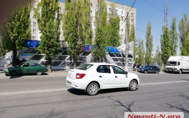 На Космонавтов автомобиль сбил 19-летнюю девушку Фото № 4 На Космонавтов автомобиль сбил 19-летнюю девушку Фото № 4