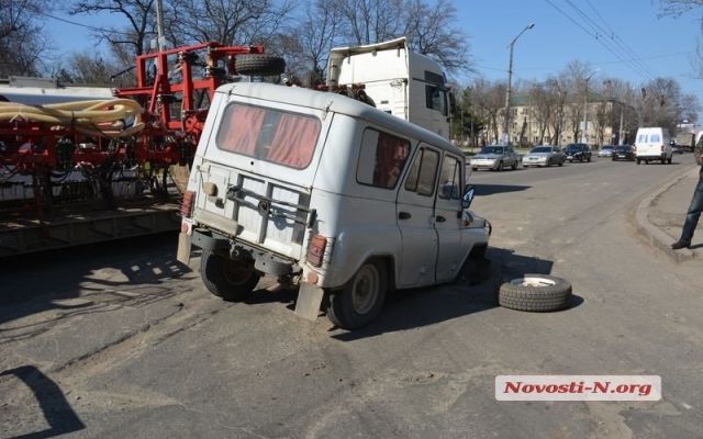На Пушкинской автомобиль «УАЗ-3151» провалился в яму Фото № 3 На Пушкинской автомобиль «УАЗ-3151» провалился в яму Фото № 3