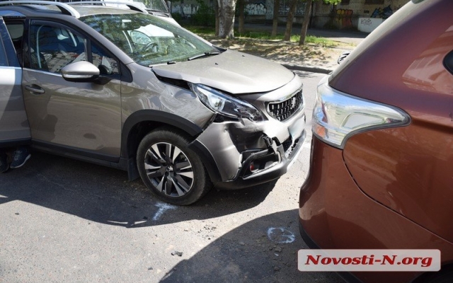 На Генерала Карпенко столкнулись сразу три автомобиля, есть пострадавшие Фото № 0 На Генерала Карпенко столкнулись сразу три автомобиля, есть пострадавшие Фото № 0