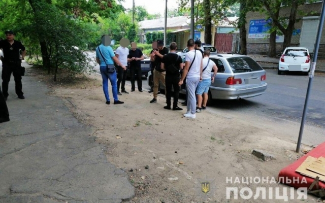 Возле одного из избирательных участков в Николаеве задержали людей с оружием Фото № 1 Возле одного из избирательных участков в Николаеве задержали людей с оружием Фото № 1