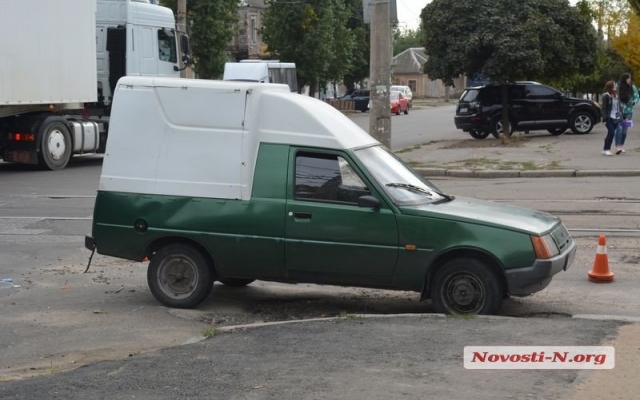 В Николаеве «КамАЗ» въехал в легковушку - пострадал пешеход Фото № 3 В Николаеве «КамАЗ» въехал в легковушку - пострадал пешеход Фото № 3