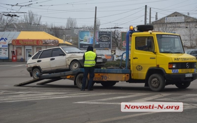 На Пушкинском кольце не смогли разминуться два автомобиля Фото № 1 На Пушкинском кольце не смогли разминуться два автомобиля Фото № 1