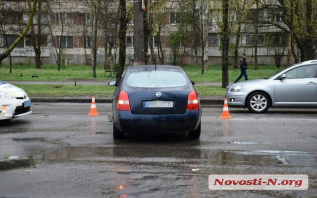На проспекте Мира от сильного удара автомобиль вылетел на зеленый газон Фото № 2 На проспекте Мира от сильного удара автомобиль вылетел на зеленый газон Фото № 2