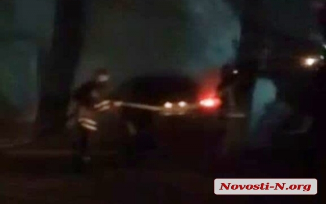 На Олейника по неизвестным причинам загорелся автомобиль и практически полностью сгорел Фото № 2 На Олейника по неизвестным причинам загорелся автомобиль и практически полностью сгорел Фото № 2