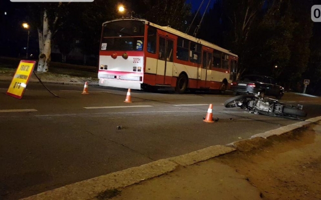 На Центральном проспекте автомобиль врезался в мотоцикл, имеются пострадавшие Фото № 0 На Центральном проспекте автомобиль врезался в мотоцикл, имеются пострадавшие Фото № 0