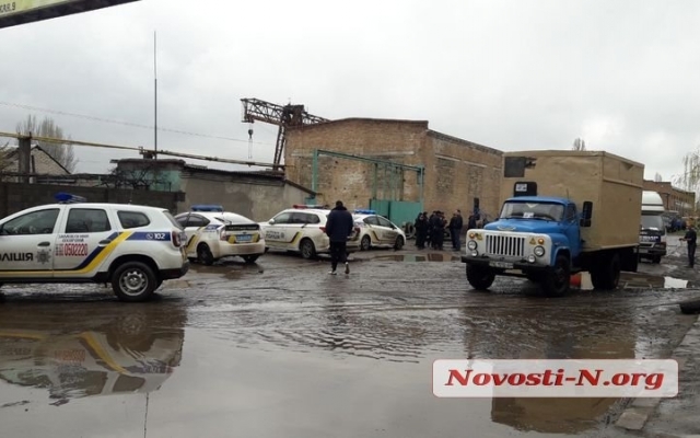 Улица Новозаводская после дождя снова стала непроездной, фуры проваливаются в ямы Фото № 1 Улица Новозаводская после дождя снова стала непроездной, фуры проваливаются в ямы Фото № 1