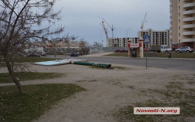 На Лазурной обрушился большой металлический рекламный щит Фото № 0 На Лазурной обрушился большой металлический рекламный щит Фото № 0