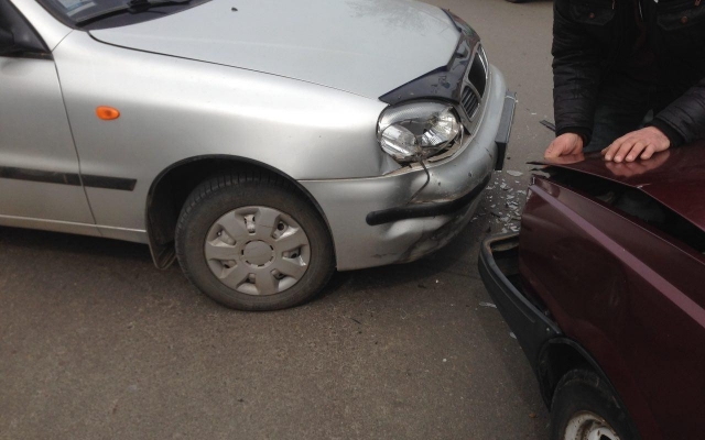 На Богоявленском проспекте два автомобиля не смогли поделить дорогу Фото № 0 На Богоявленском проспекте два автомобиля не смогли поделить дорогу Фото № 0