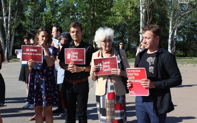 На Соборной площади прошла акция в поддержку украинского режиссера Олега Сенцова, участники объявили однодневную голодовку Фото № 6 На Соборной площади прошла акция в поддержку украинского режиссера Олега Сенцова, участники объявили однодневную голодовку Фото № 6
