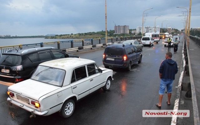 На Варваровском мосту произошла авария, пострадал 10-летний ребенок Фото № 6 На Варваровском мосту произошла авария, пострадал 10-летний ребенок Фото № 6