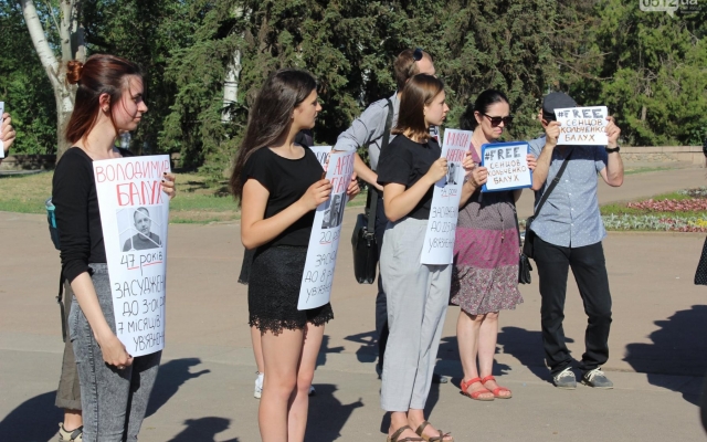 На Соборной площади прошла акция в поддержку украинского режиссера Олега Сенцова, участники объявили однодневную голодовку Фото № 12 На Соборной площади прошла акция в поддержку украинского режиссера Олега Сенцова, участники объявили однодневную голодовку Фото № 12