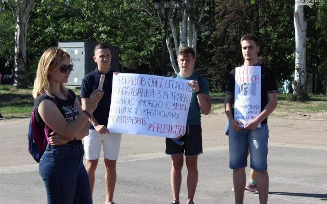 На Соборной площади прошла акция в поддержку украинского режиссера Олега Сенцова, участники объявили однодневную голодовку Фото № 0 На Соборной площади прошла акция в поддержку украинского режиссера Олега Сенцова, участники объявили однодневную голодовку Фото № 0