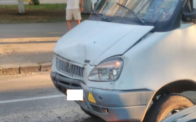 На Центральном проспекте маршрутка врезалась в автомобиль, есть пострадавшие Фото № 0 На Центральном проспекте маршрутка врезалась в автомобиль, есть пострадавшие Фото № 0