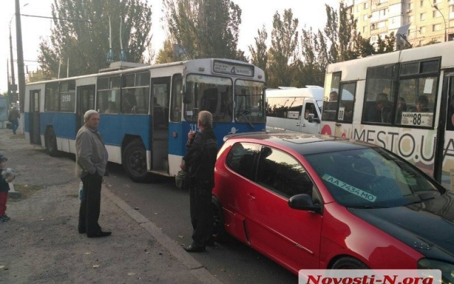 На Центральном проспекте водители автомобилей спровоцировали столкновение с троллейбусом, образовалась пробка Фото № 7 На Центральном проспекте водители автомобилей спровоцировали столкновение с троллейбусом, образовалась пробка Фото № 7